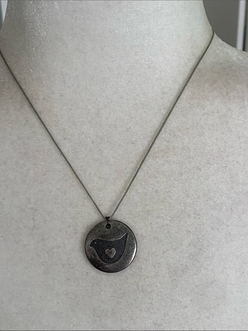 Vintage Hallmark HMK Pewter Style Bird & Heart Disc Pendant Necklace - Picture 13 of 16
